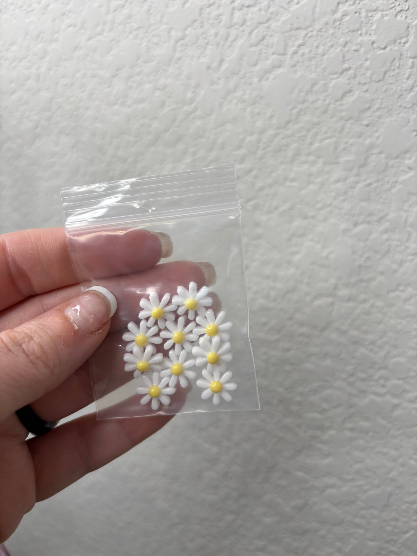 WHITE DAISY FLATBACK EMBELLISHMENT