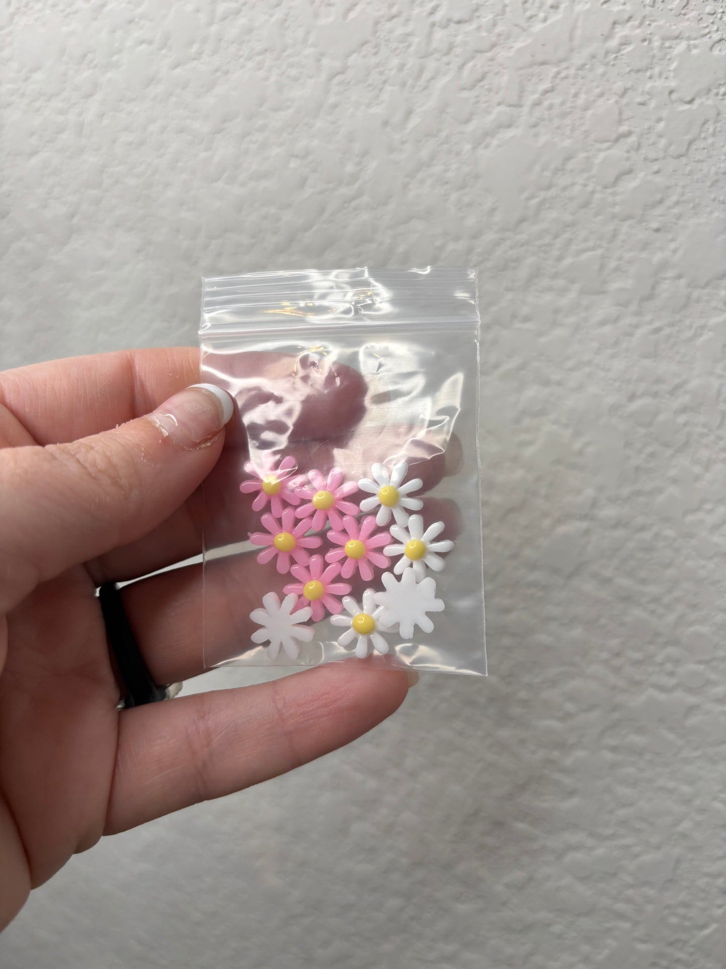 WHITE AND PINK DAISY FLATBACK EMBELLISHMENT